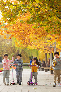 玩滑板车男孩快乐的儿童在户外玩滑板车背景
