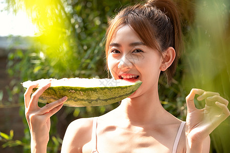 瓜子酥片少女在户外吃西瓜背景