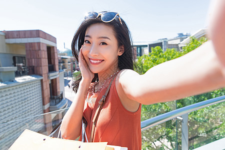 户外逛街自拍的青年女人高清图片