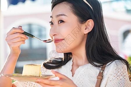 下午茶摄影品尝芝士蛋糕快乐的青年女人背景