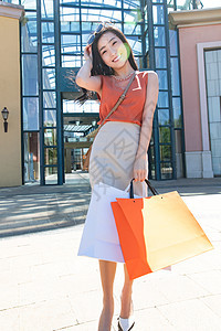 商场外拎着购物袋的年轻女人图片