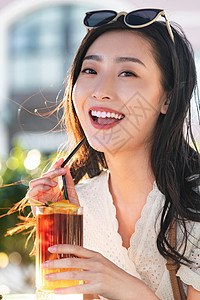 青年女人品尝夏日饮品图片