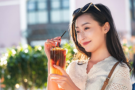 拿着饮品的快乐青年女人图片