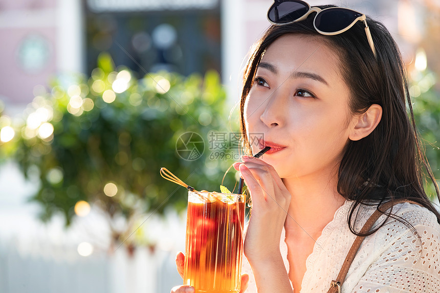 快乐的青年女人品尝夏日饮品图片