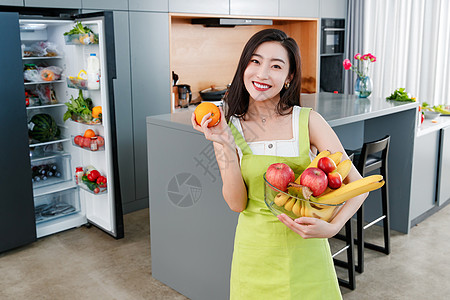 养生地产拿着水果的青年女人背景