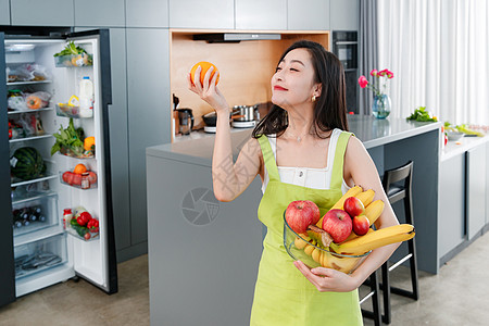 养生地产拿着水果的青年女人背景