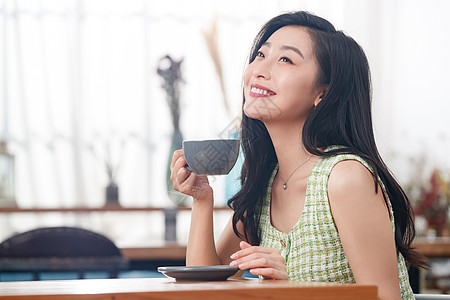 喝咖啡的青年女人图片