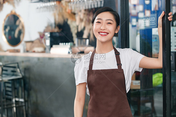 站在咖啡店门口的女服务员图片