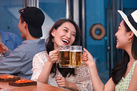 青年朋友在酒吧喝酒高清图片