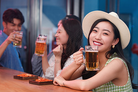 青年女人和朋友在酒吧喝酒高清图片