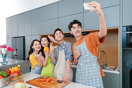 年轻朋友在厨房做饭照相图片
