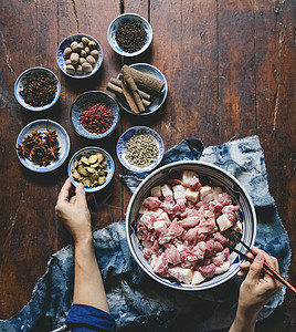 厨师做饭菜板调料碗高清图片