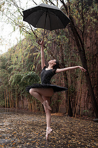 穿黑色裙子跳芭蕾舞的青年女人图片