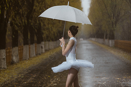 拿着雨伞的青年女人跳芭蕾舞图片