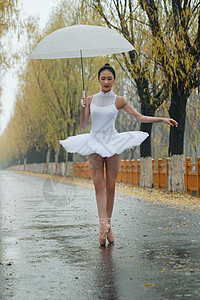 拿着雨伞的青年女人跳芭蕾舞图片