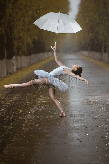 拿着雨伞的青年女人跳芭蕾舞图片