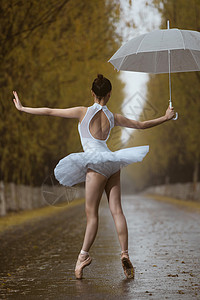 拿着雨伞的青年女人跳芭蕾舞图片