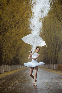 拿着雨伞的青年女人跳芭蕾舞图片