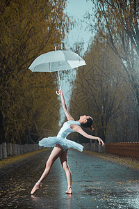 拿着雨伞的青年女人跳芭蕾舞图片