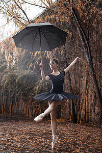 穿黑色裙子跳芭蕾舞的青年女人图片