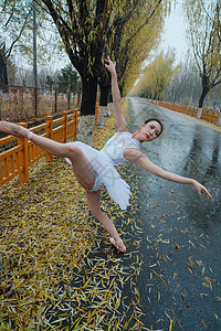 拿着雨伞的青年女人跳芭蕾舞图片