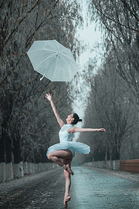 拿着雨伞的青年女人跳芭蕾舞图片