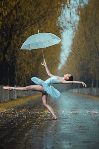 拿着雨伞的青年女人跳芭蕾舞图片