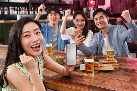 年轻女人和朋友在酒吧图片