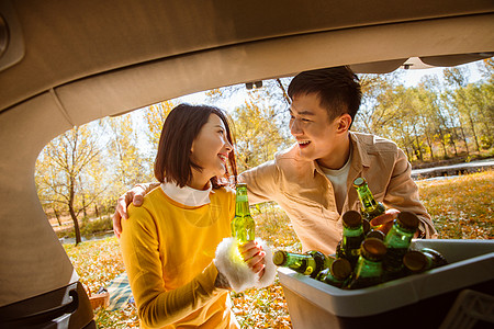 大坝风光青年男女在户外露营背景