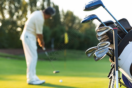 费耶诺德19岁后卫雷德谈与拜仁传闻：队友都开始用德语跟我说话