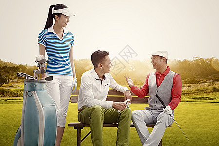 青年人打高尔夫球谈话图片