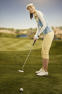青年女人打高尔夫球图片
