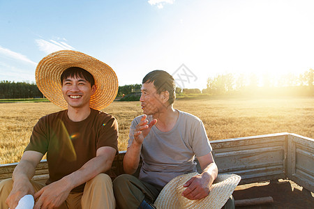 坐在车上休息的农民图片