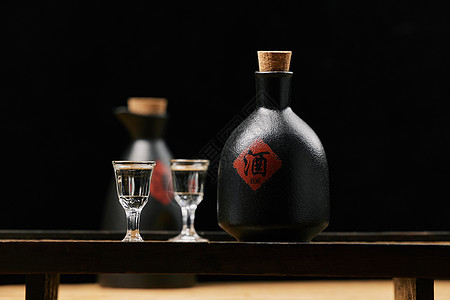 传统精酿白酒酒壶与玻璃酒杯图片