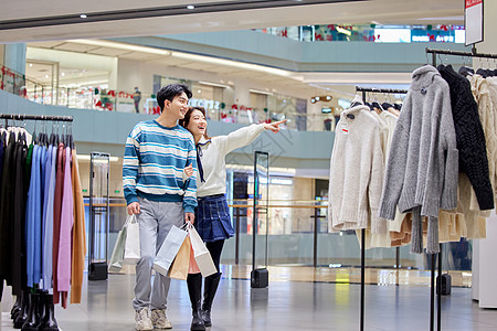 男人女人购物年轻情侣商场服装店开心购物背景