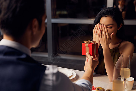 情人节男性送给女性惊喜礼物图片