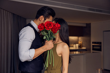 玫瑰背景情侣浪漫亲吻用玫瑰花遮挡背景
