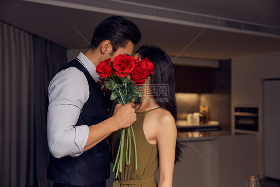 情侣浪漫亲吻用玫瑰花遮挡图片