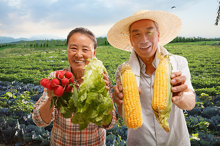 农民夫妇展示农产品图片