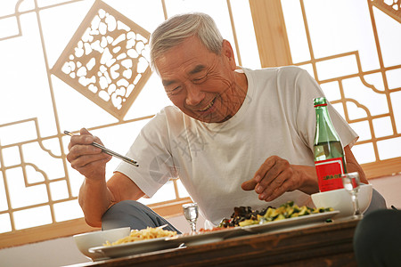 老年人坐在家里吃饭喝酒图片
