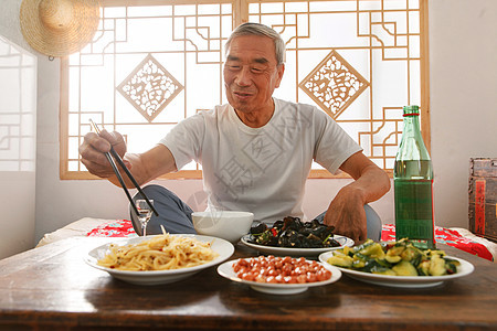 老年人坐在家里吃饭喝酒图片