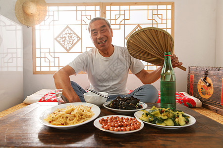 老年人坐在家里吃饭喝酒图片