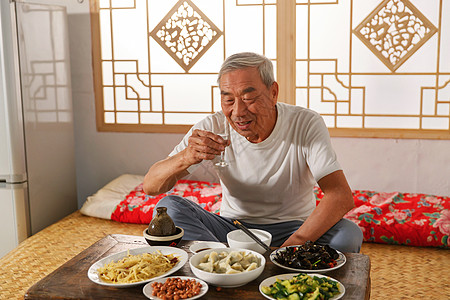 老年人坐在家里吃饭喝酒高清图片