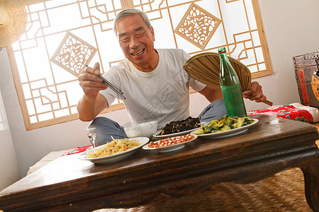 老年人坐在家里吃饭喝酒高清图片