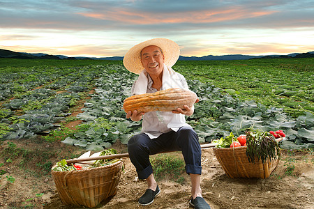 坐在田头的农民图片