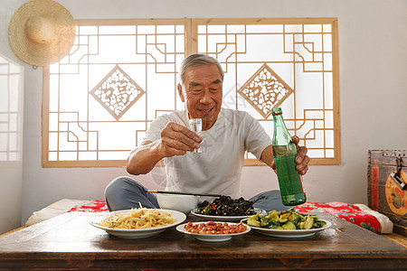 白酒酒瓶老年人坐在家里吃饭喝酒背景