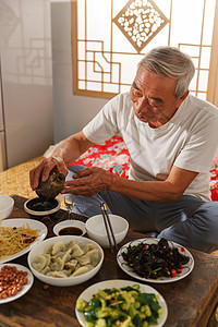 老年人坐在家里吃饭喝酒图片