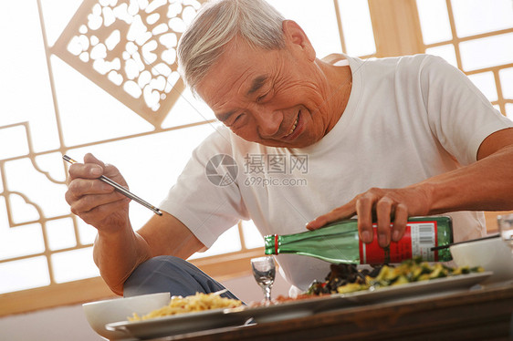 老年人坐在家里吃饭喝酒图片