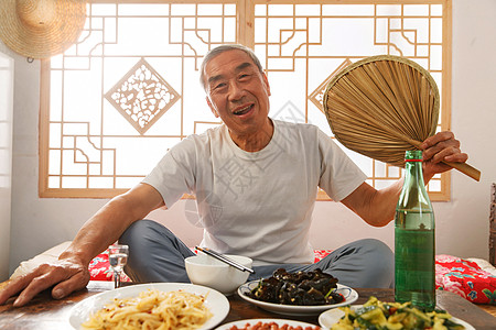 白酒酒瓶老年人坐在家里吃饭背景