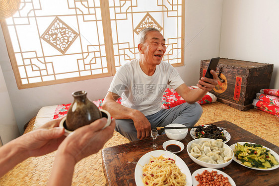 老年夫妇在家里吃饭看手机图片